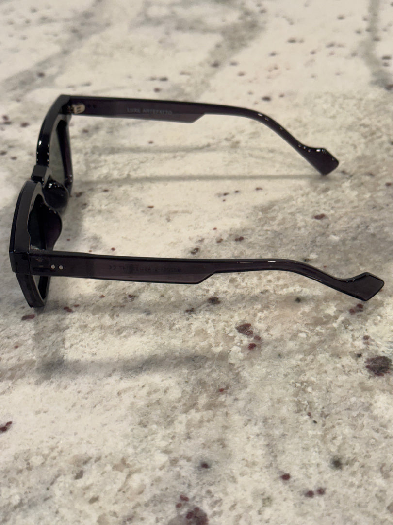 Square Black Frame Sunglasses with Green Lenses – Luxe Artefatto